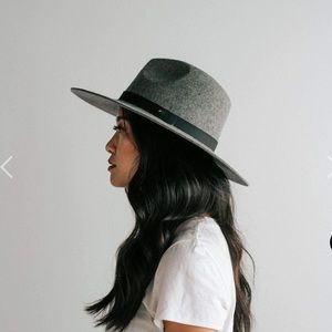 Gigi Pip hat flat brim like NEW